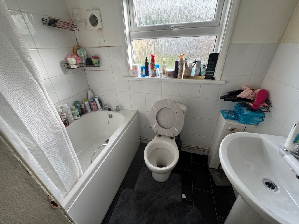 Lot: 70 - FREEHOLD TWO-BEDROOM SEMI-DETACHED COTTAGE FOR INVESTMENT - Bathroom